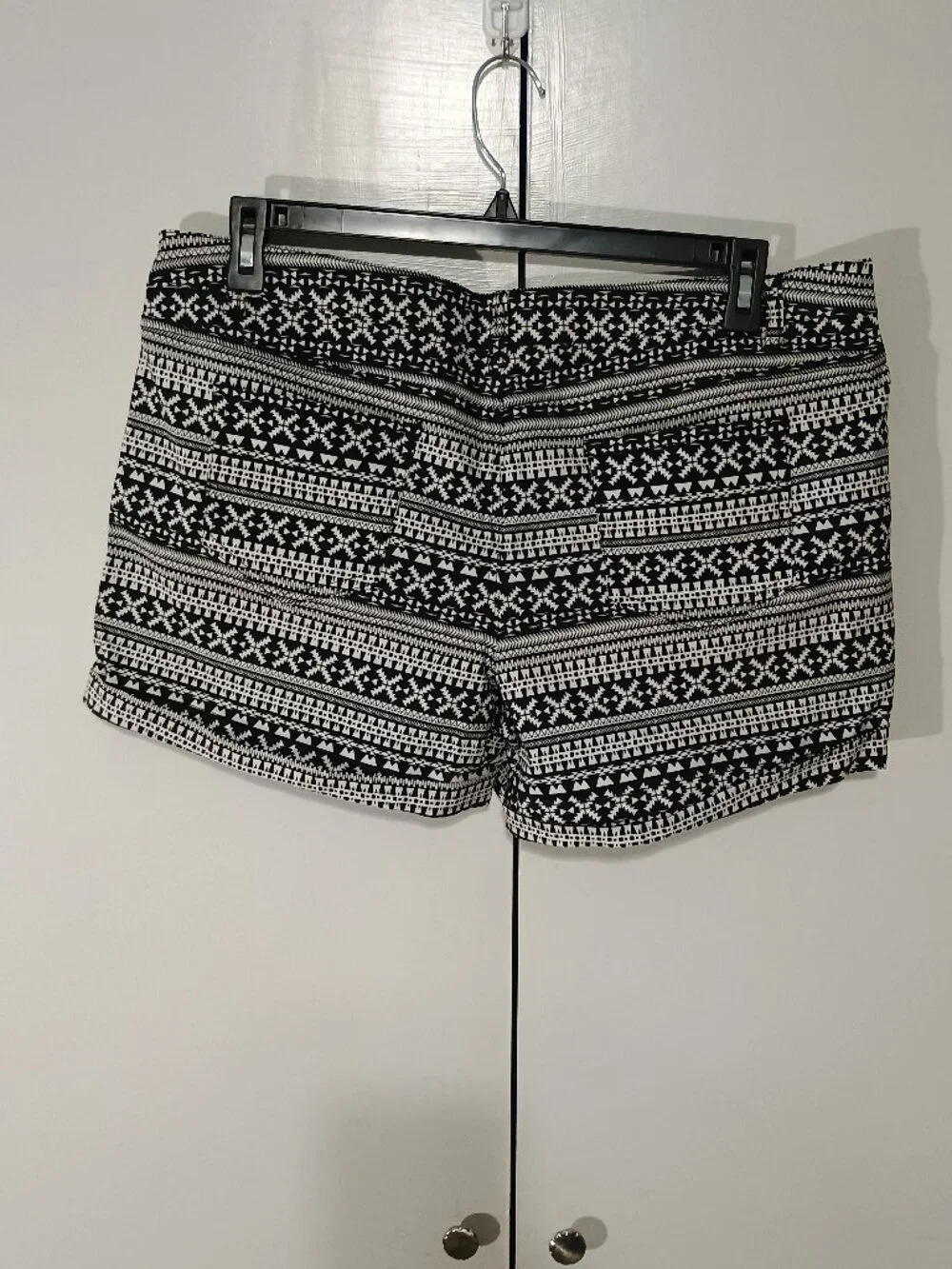 NOW Black White Tribal Print Shorts Size 18 Geometric Aztec Casual Stretch Summe